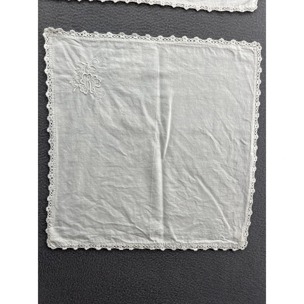 Lillian Vernon White Cotton Napkins Set of 4 Floral Embroidery Crochet Lace Trim